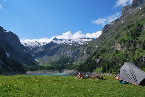 Bivouac au pied d'un lac de montagne 