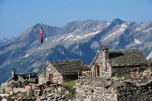 chalet de montagne en pierre dans les alpes 