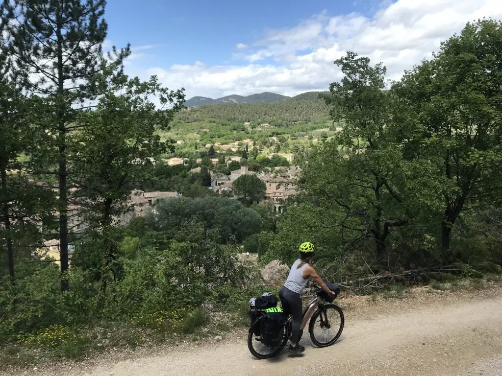 Chemin de terre pour arriver à Mollans-sur-Ouvèze