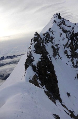 Dans la face nord du Lenzspitze en suisse