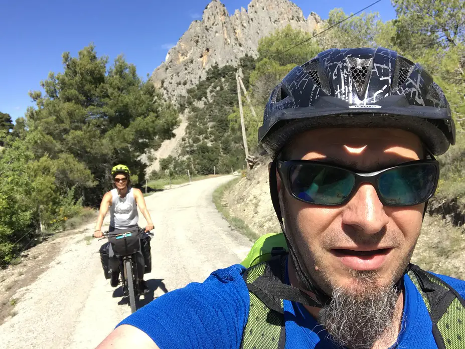 En direction de la chapelle de Saint Trophime avec la falaise de Saint Julien dans notre dos