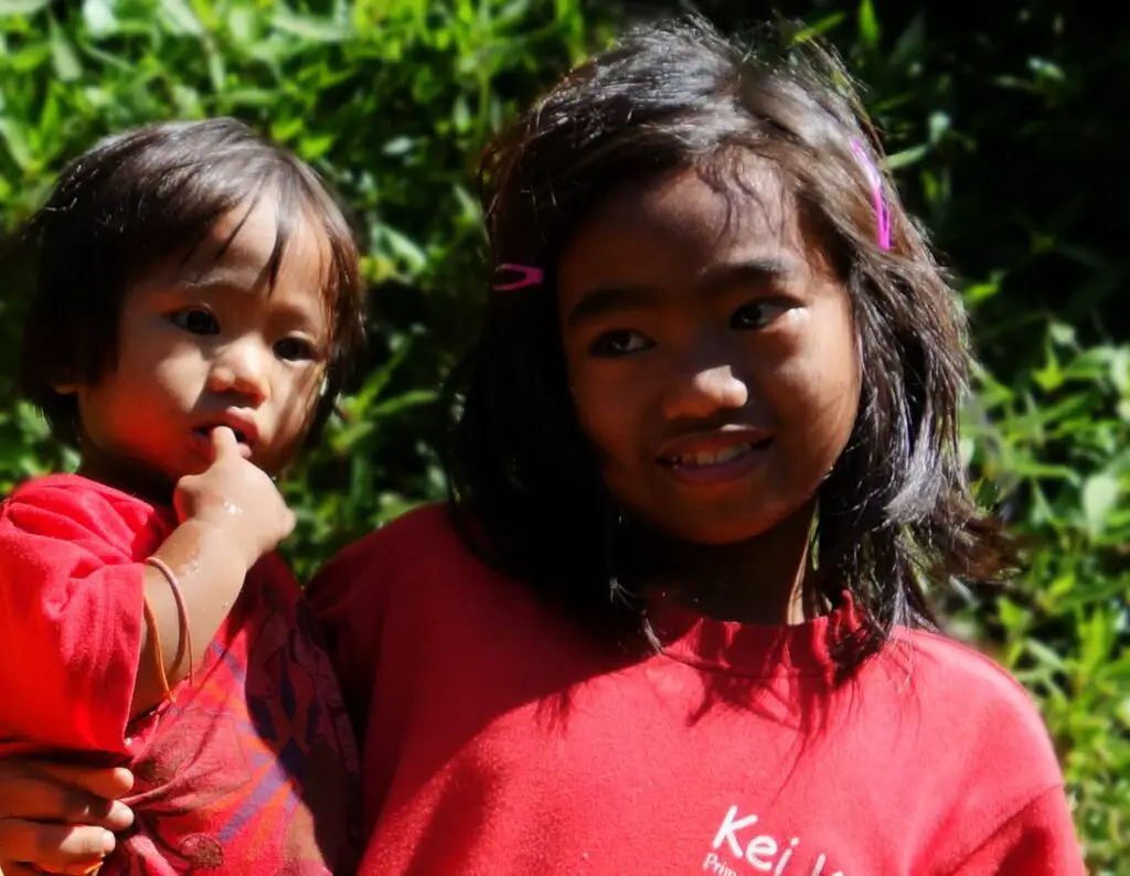 Enfants philippins revenant de la ville de Baguio