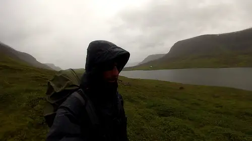 exploration des fjords sous la pluie en Islande 