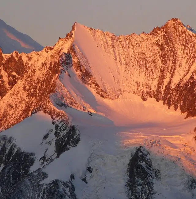 Face nord de la Lenzspitze au levé du soleil dans le cadre de l'alpinisme