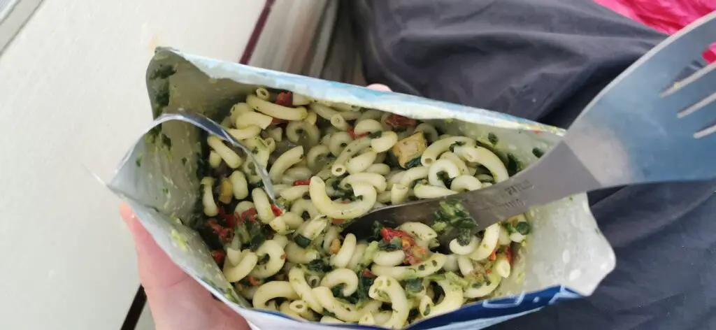 repas lyophilisé trek'n eat pâtes au pesto de saumon