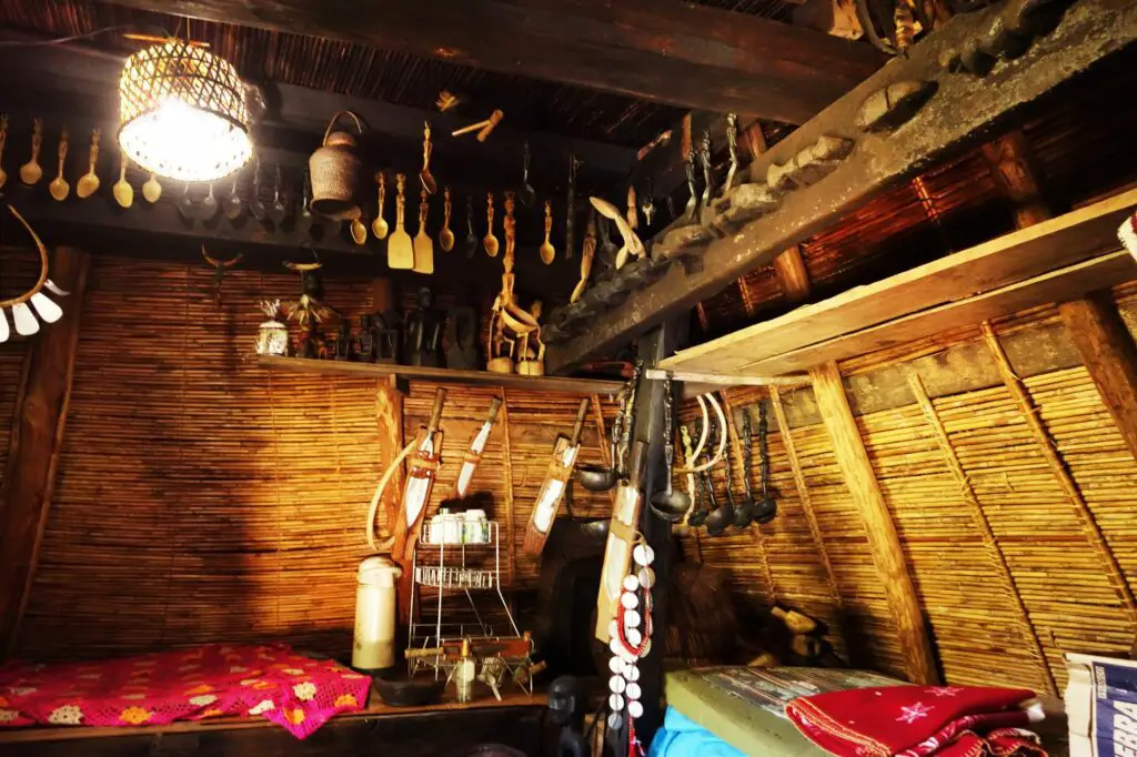 Intérieur d'une hutte traditionnelle Ifugao des Philippines