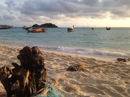 La plage de Sunrise sur l'ile de Lipe en Thailande.