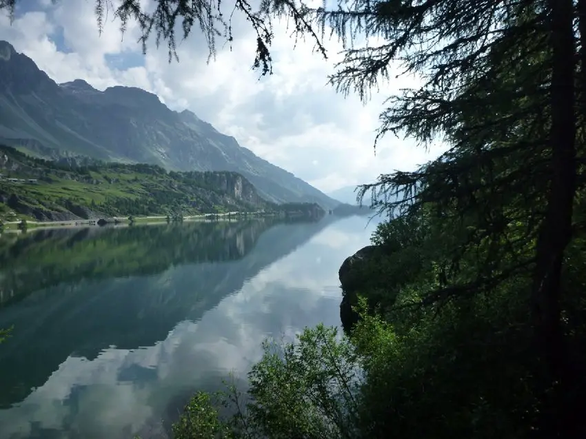 Lac de la vallée de Saint Moritz dans le chamonix Suisse paradis des pêcheurs à la mouche