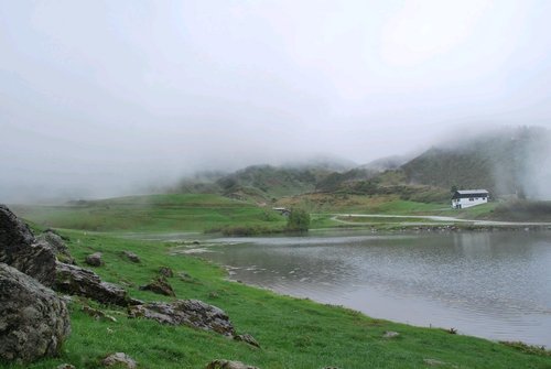 Lac de montagne sur ma traversée itinérante des alpes