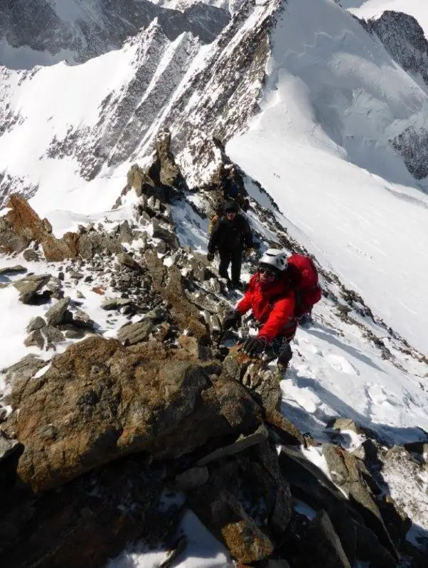 L'arête du  Gross Grünhorn en Oberland à pieds