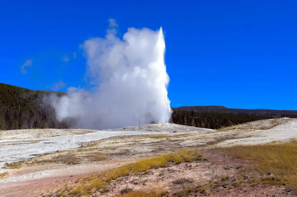Le geyser Old Faithful au parc national de Yellowstone