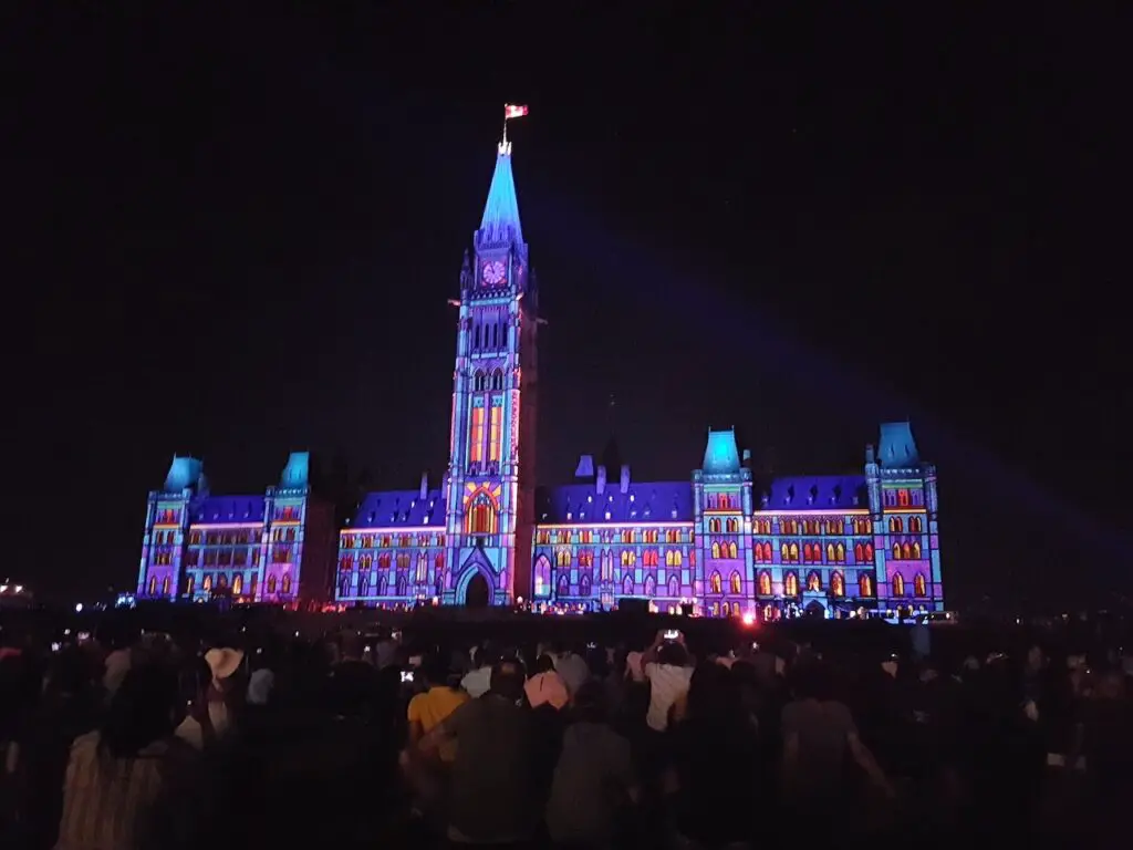 Le parlement d'Ottawa pendant le spectacle son et lumière, Voyage au Canada