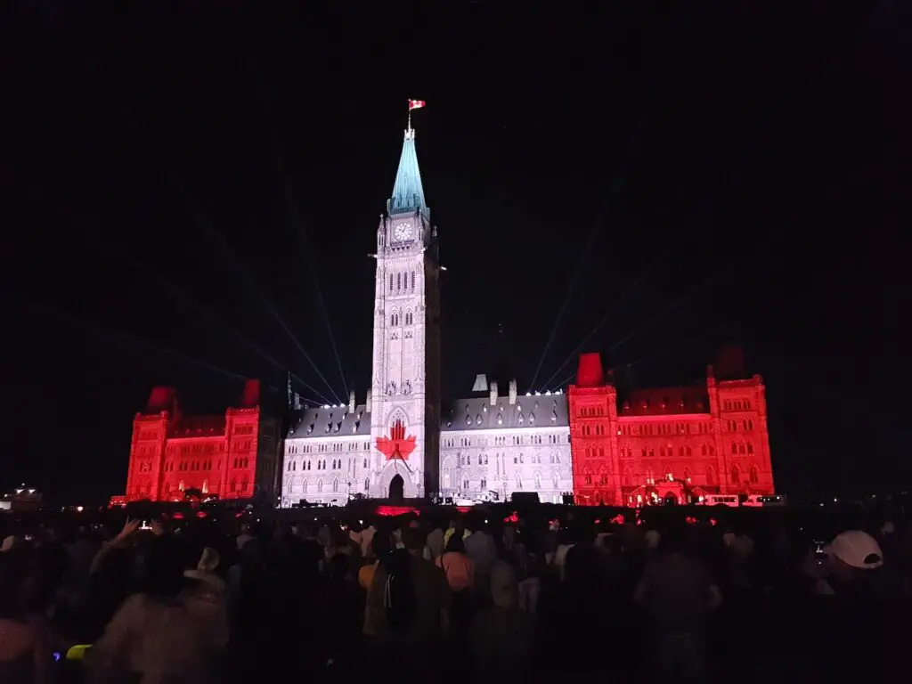 L'édifice du parlement Ottawais pendant le spectacle son et l umières, Voyage au Canada