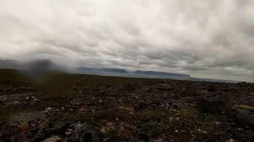 montée en haut de Grænahlið, sous la pluie, en Islande 