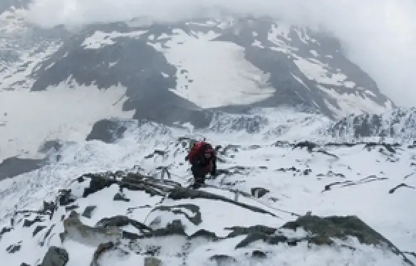 montée enneigée au refuge du goûter pour l'ascension du Mont-Blanc