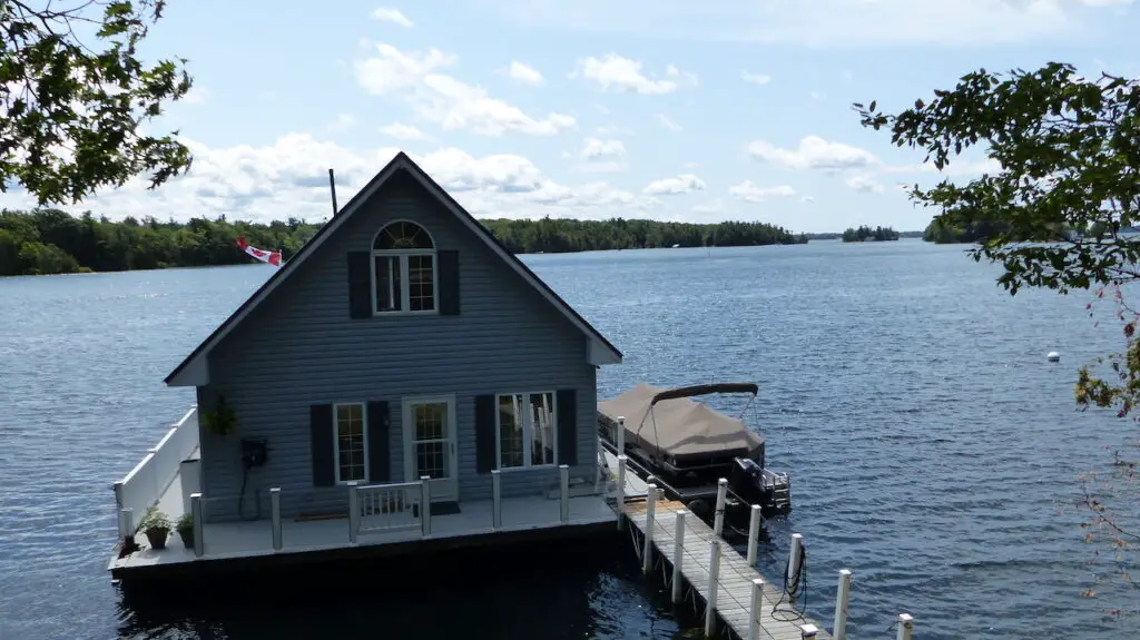 Maison sur l'eau lors d'un road trip au Canada