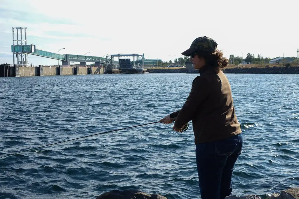 Pêche à la mouche en mer femme