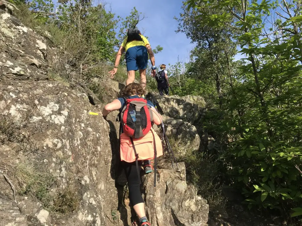 Petit pas d'escalade sur le sentier des 4000 marches dans les cévennes