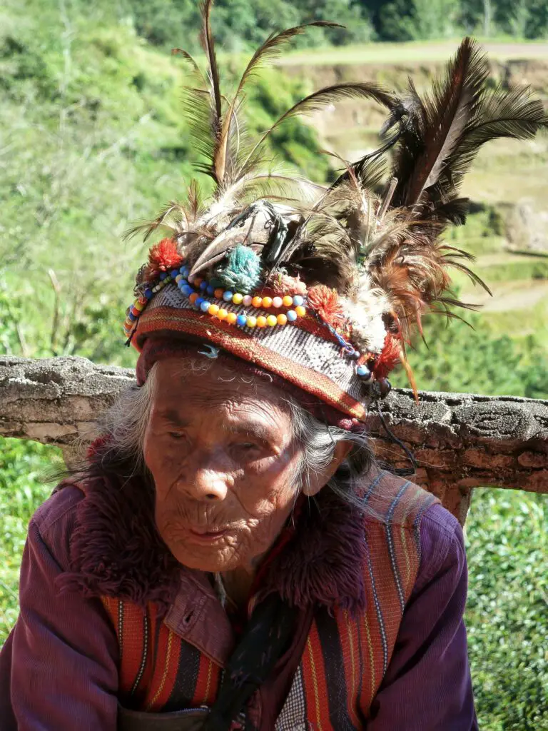 Personne âgée des Philippines en habit traditionnel