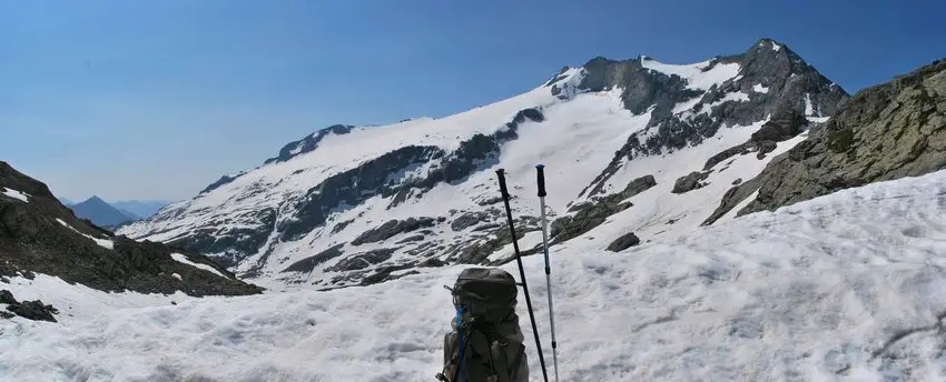 randonnée avec sentier enneigé sur la via alpina