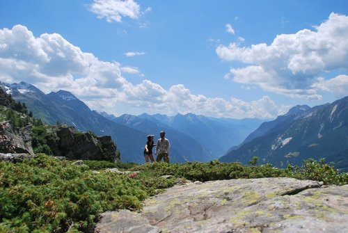 randonnée itinérante à travers les alpes en suivant la via alpina