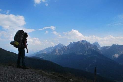 sac à dos chargé pour 2 mois de randonnée dans les alpes