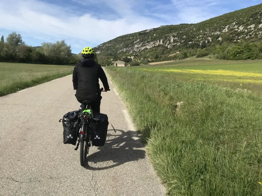 Sur la route de Monieux pour retrouver en vélo les gorges de la Nesque