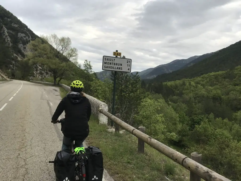 Sur la route entre saint léger du Ventoux et Sault