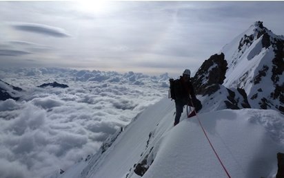 Sur l'arête entre la Lenzspitze et le Nadelhorn des montagnes suisse