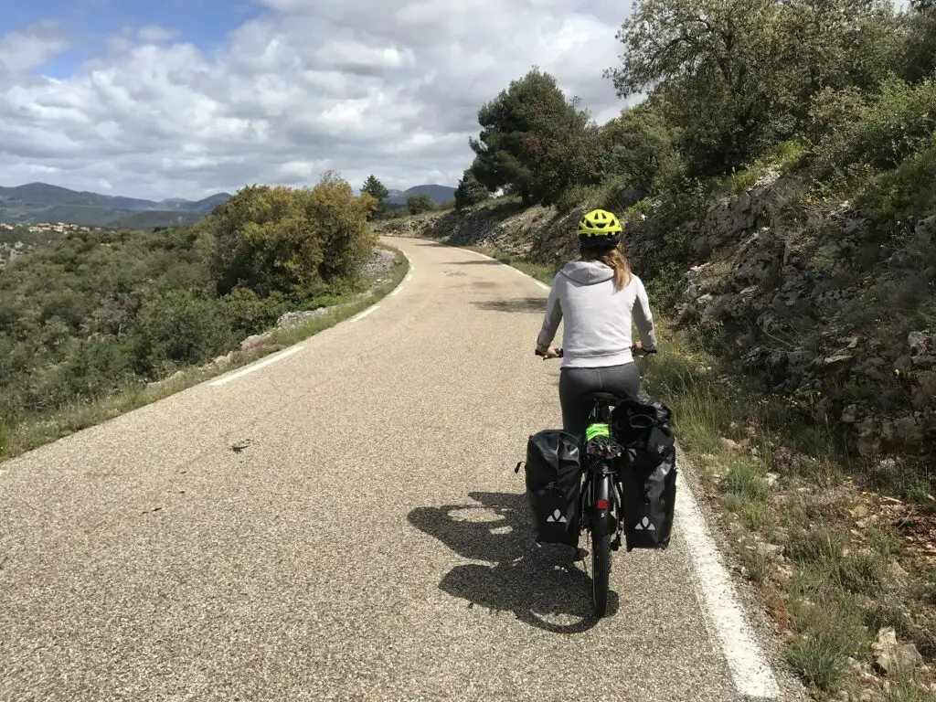 Sur une route autour du Mont Ventoux en vélo électrique