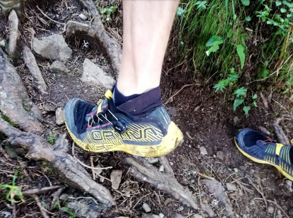 Terrain racines et pierres pour tester le Boa Fit System sur chaussure La sportiva