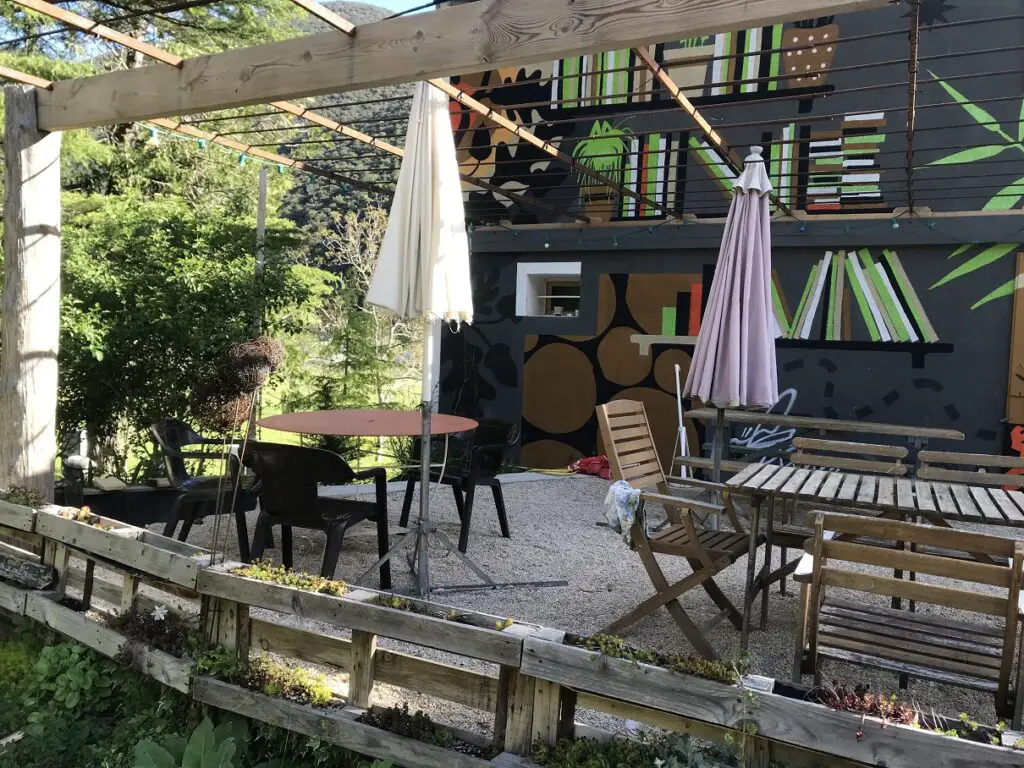 Terrasse au jardin singulier au pied du Mont Ventoux