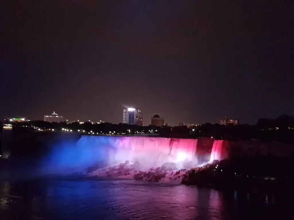 chutes du niagara spectacles des lumières lors d'un road trip au Canada