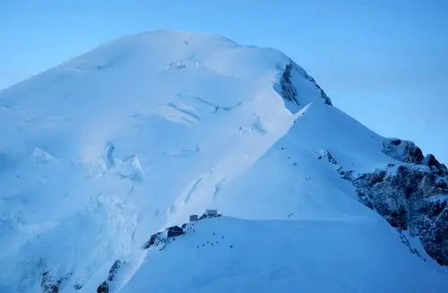 Transhumance d'alpinistes durant l'ascension du Mont-Blanc