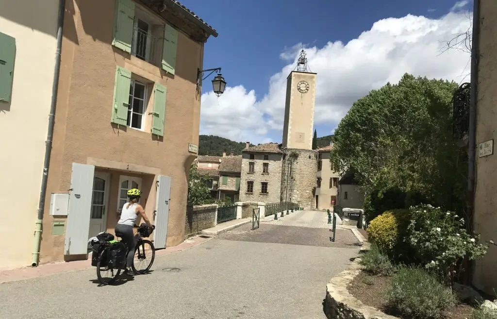 Vélo au centre du Village de Mollans sur Ouvèze devant la Tour de l'horloge