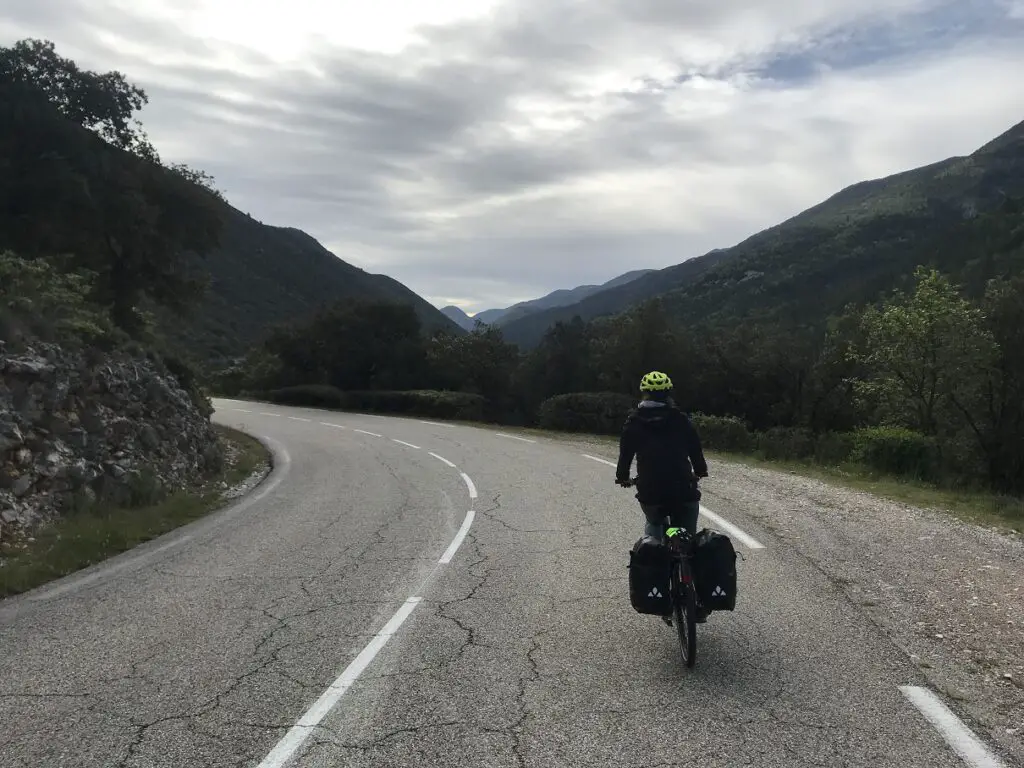 vélo sur la route de Saint léger du Ventoux au dessus des gorges de toulourenc