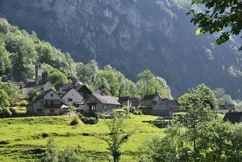 Village dans le tessin rencontré durant ma randonnée itinérante à travers les alpes