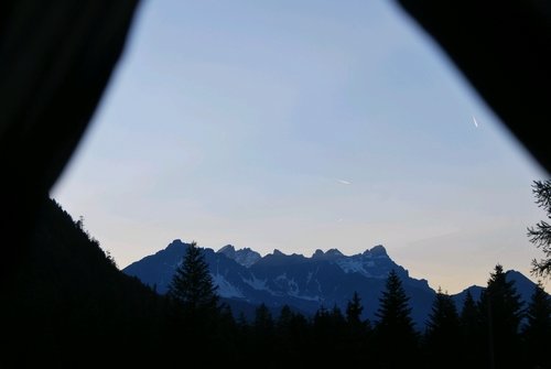 vue sur les montagnes depuis ma tente de bivouac