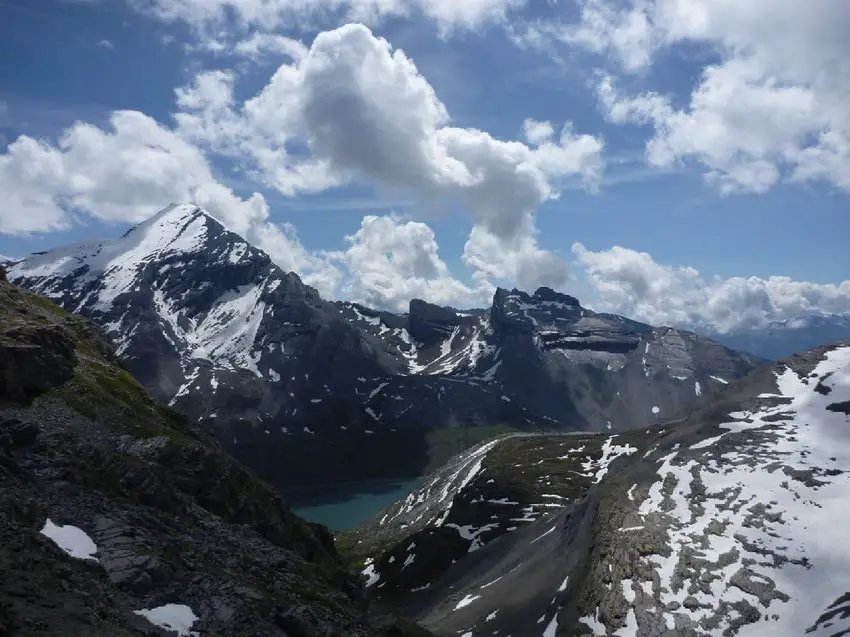 vue sur les sommets du Jungfrau (4158 m) et du Finsteraarhorn (4274 m) de la via alpina