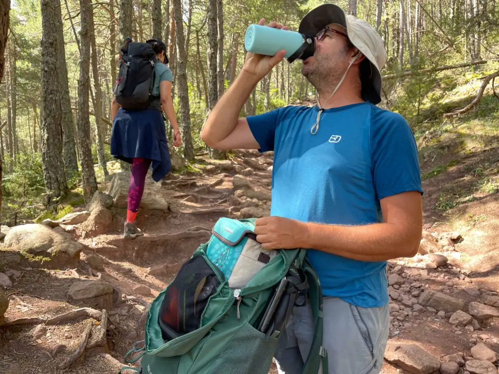 Boire en randonnée en été avec une gourde isotherme hydro flask