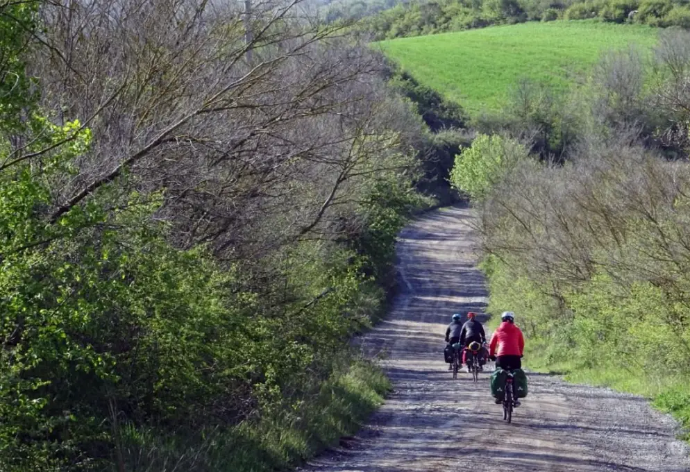 descente en quittant le village de radiofani lors d'un voyage à vélo en toscane