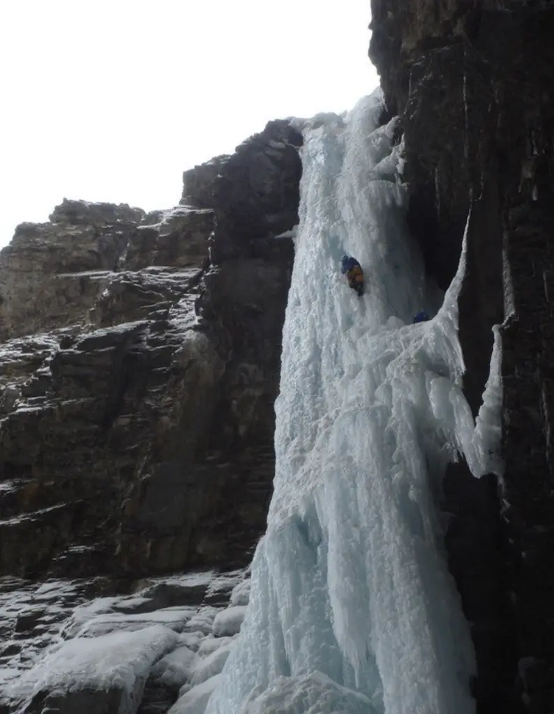 escalade de la cascade de glace de canmore