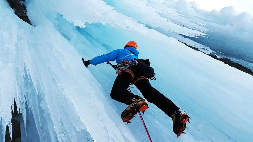 escalade sur glace pendant un.voyage au canada