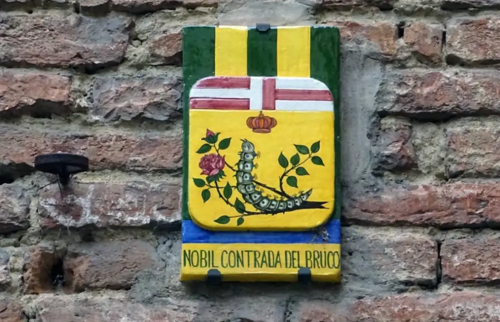 Insigne du quartier de la chenille à Sienne