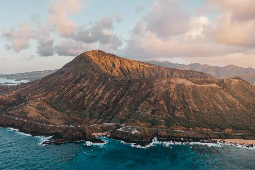 Grimper jusqu'au sommet du Diamond Head à Hawaï, une activ