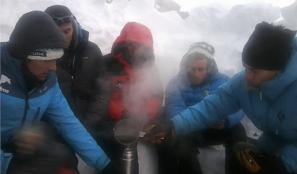 moment pour se réchauffer lors d'escalade sur glace au canada