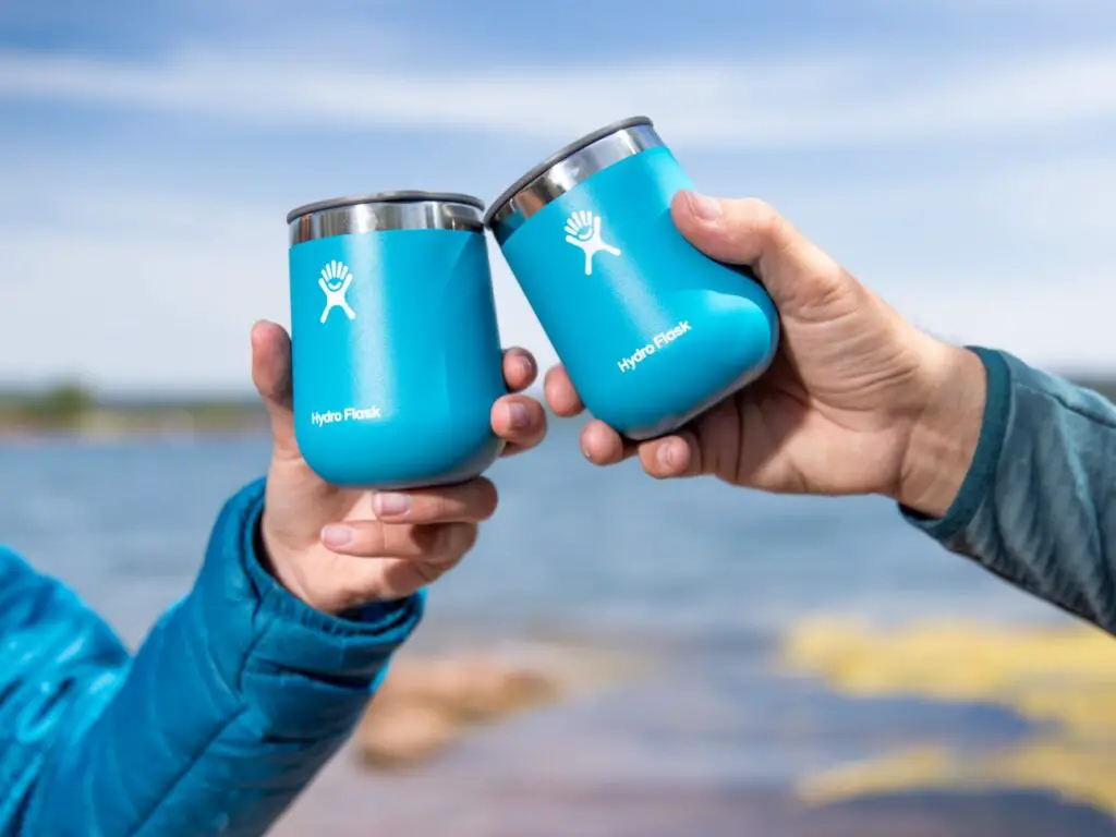 Partage autour d'un verre de vin avec Hydro flask