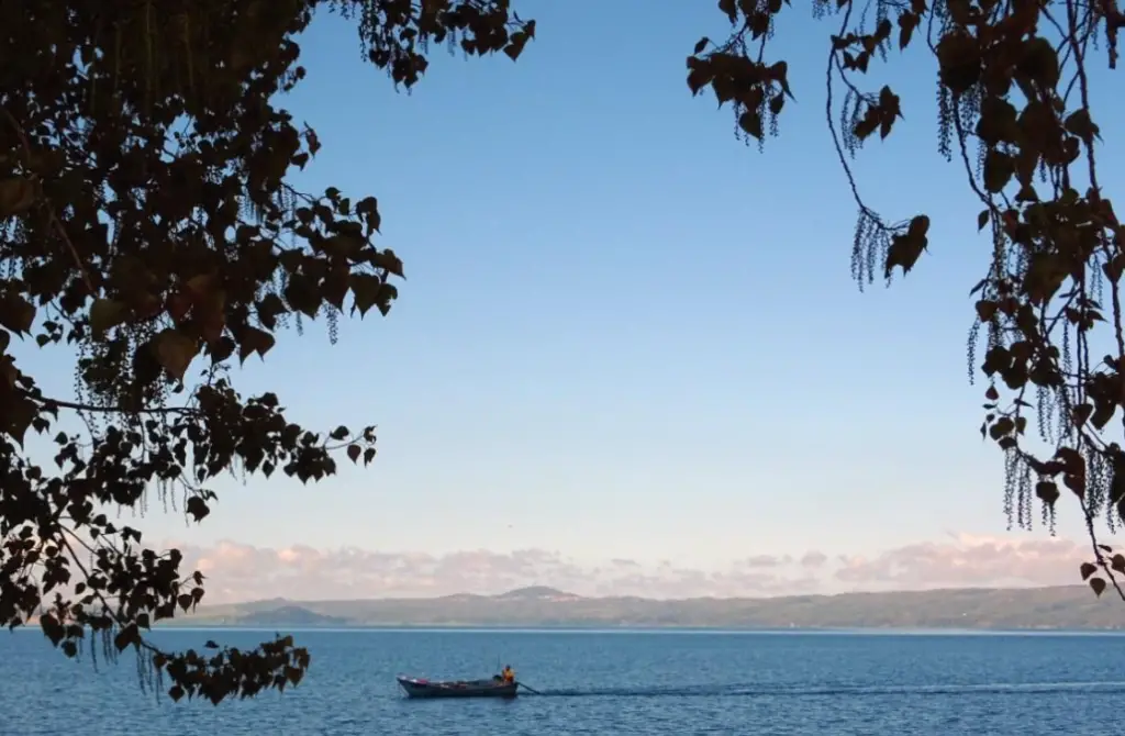 Pêcheur au petit matin sur le lac de Bolsena