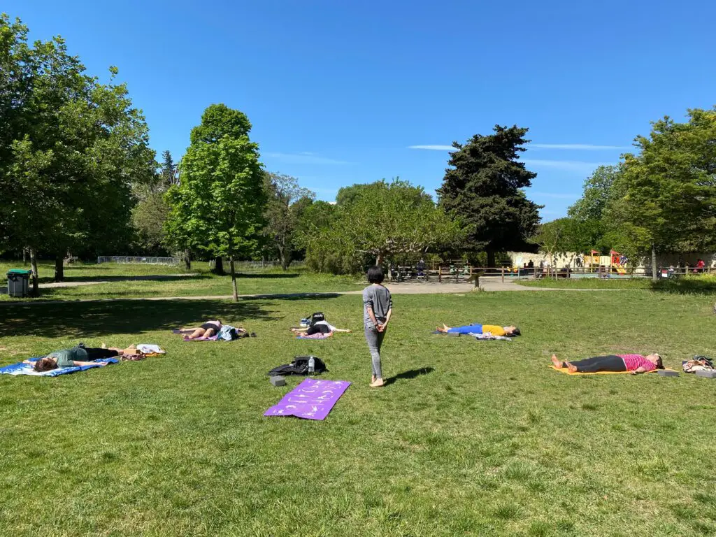 Relaxation finale en savasana, dans un écrin de verdure