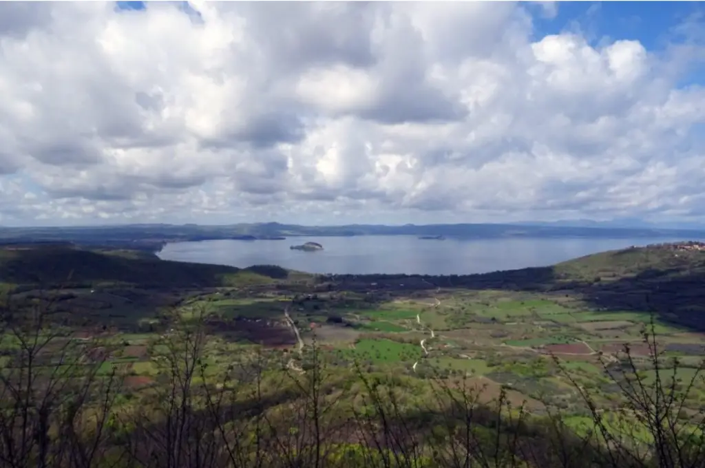 Vue sur le lac depuis Montefiascone en italie à vélo